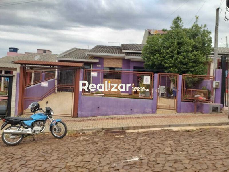 Casa à venda com 3 dormitórios, 3 banheiros, 2 vagas de garagens e 140m² de área privativa no bairro Efapi