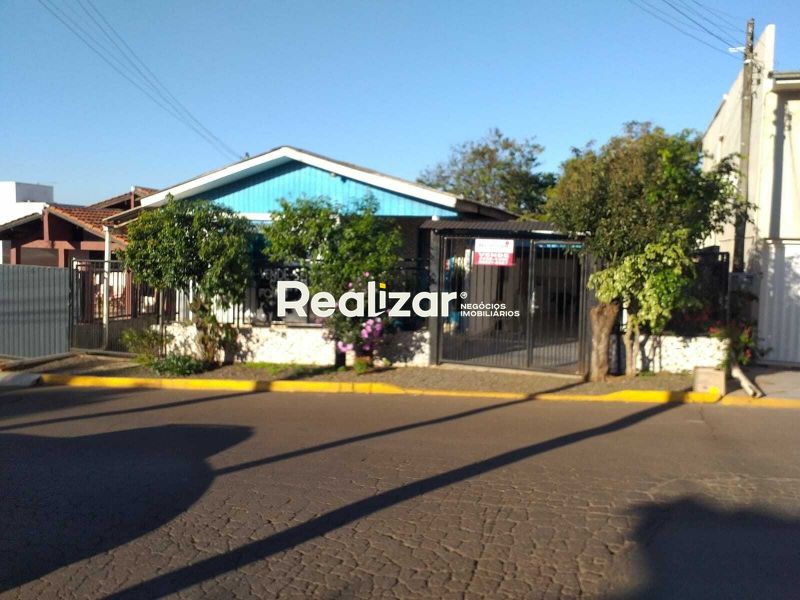Casa à venda com 8 dormitórios, 5 banheiros, 2 vagas de garagens e 150m² de área privativa no bairro Efapi