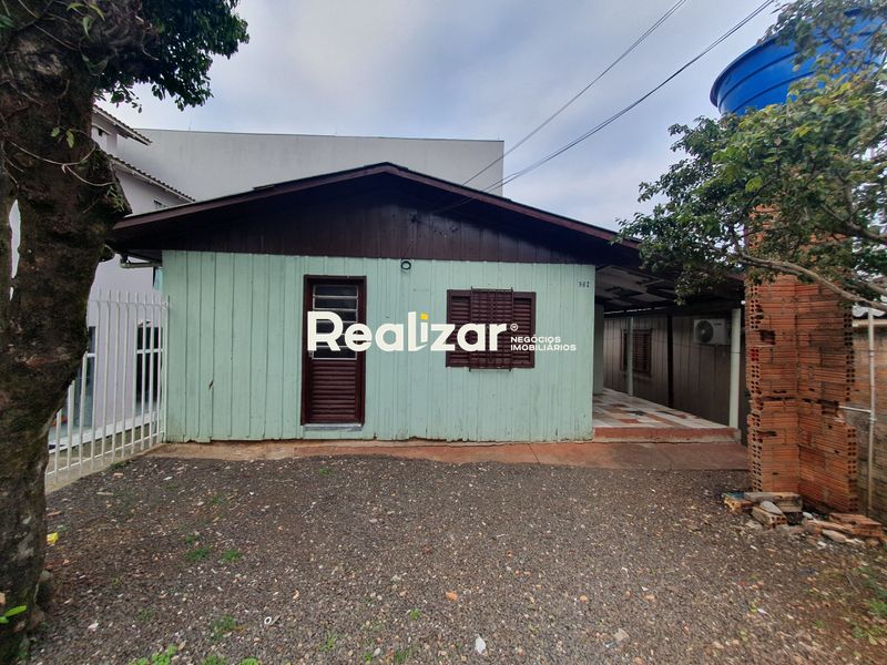 Casa para alugar com 3 dormitórios e 1 banheiro no bairro Efapi
