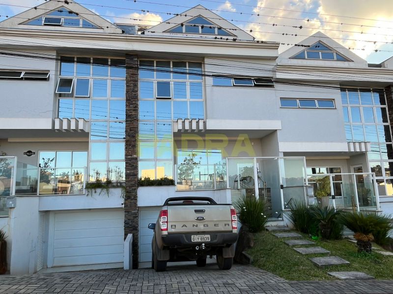 Casa à venda com 4 dormitórios, 4 banheiros, 3 vagas de garagens e 220m² de área privativa no bairro Universitário