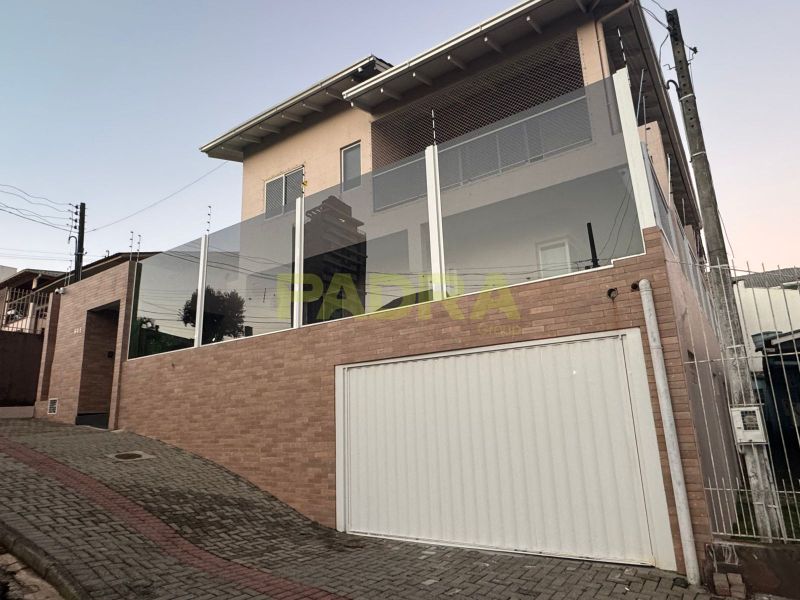 Casa à venda com 5 dormitórios, 5 banheiros e 3 vagas de garagens no bairro Presidente Médici