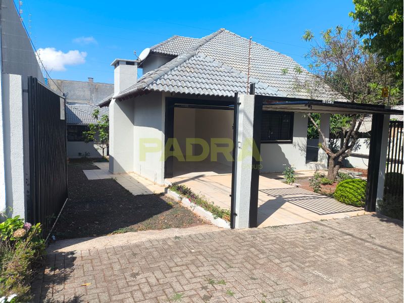 Casa à venda com 3 dormitórios, 2 banheiros, 2 vagas de garagens e 218m² de área privativa no bairro Universitário