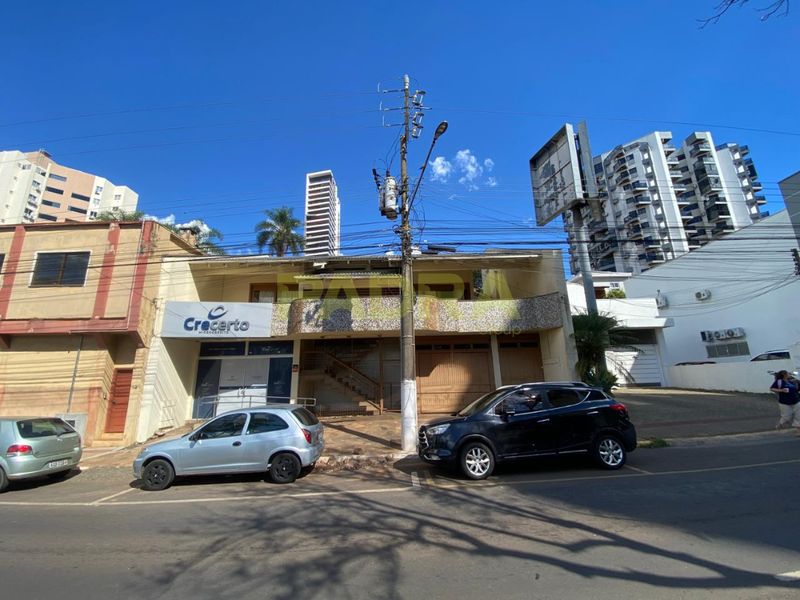 Casa para alugar com 4 dormitórios, 2 banheiros, 2 vagas de garagens e 300m² de área privativa no bairro Centro