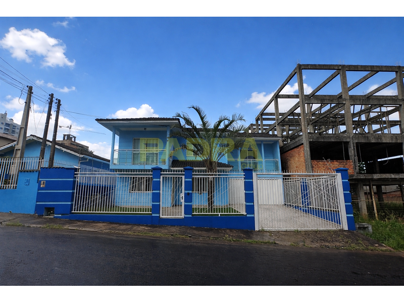 Casa para alugar com 3 dormitórios, 1 banheiro, 2 vagas de garagens e 300m² de área privativa no bairro São Cristóvão