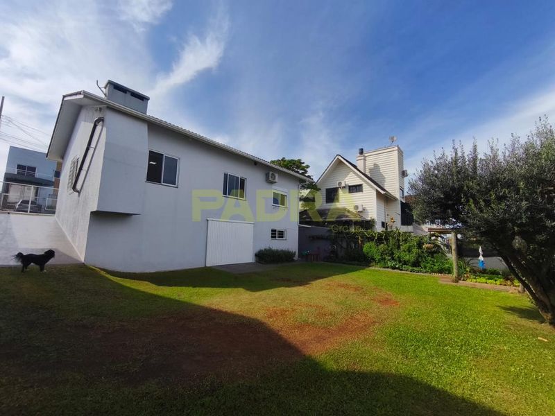 Casa à venda com 3 dormitórios e 2 vagas de garagens no bairro Santa Maria