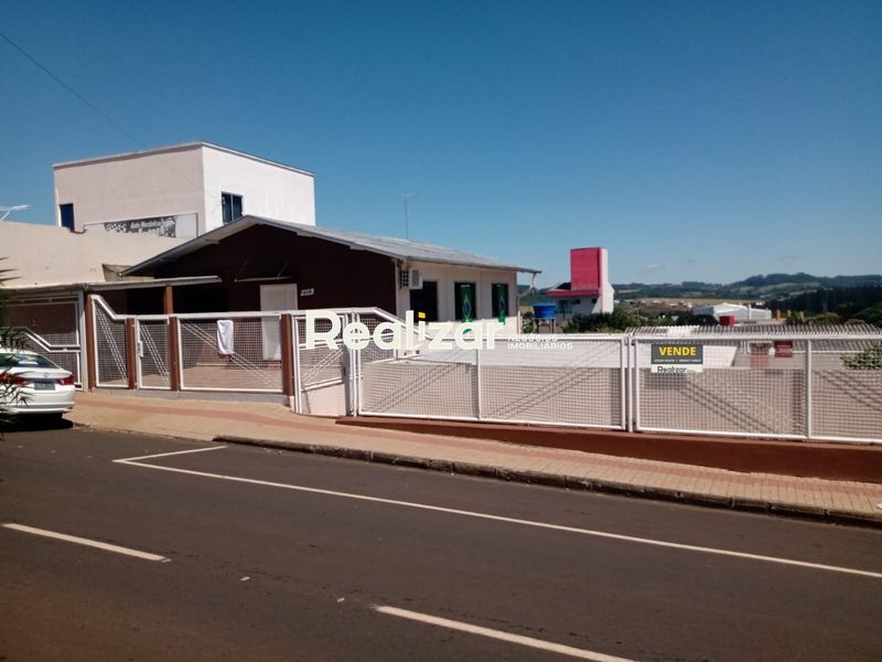 Casa à venda com 52 dormitórios, 3 banheiros e 3 vagas de garagens no bairro Bela Vista