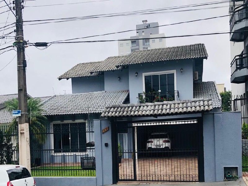 Casa à venda com 4 dormitórios e 3 banheiros no bairro Jardim Itália