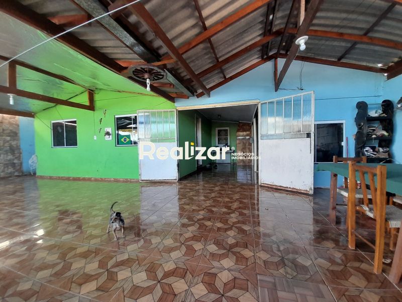 Casa à venda com 3 dormitórios, 2 banheiros e 2 vagas de garagens no bairro Pinheirinho
