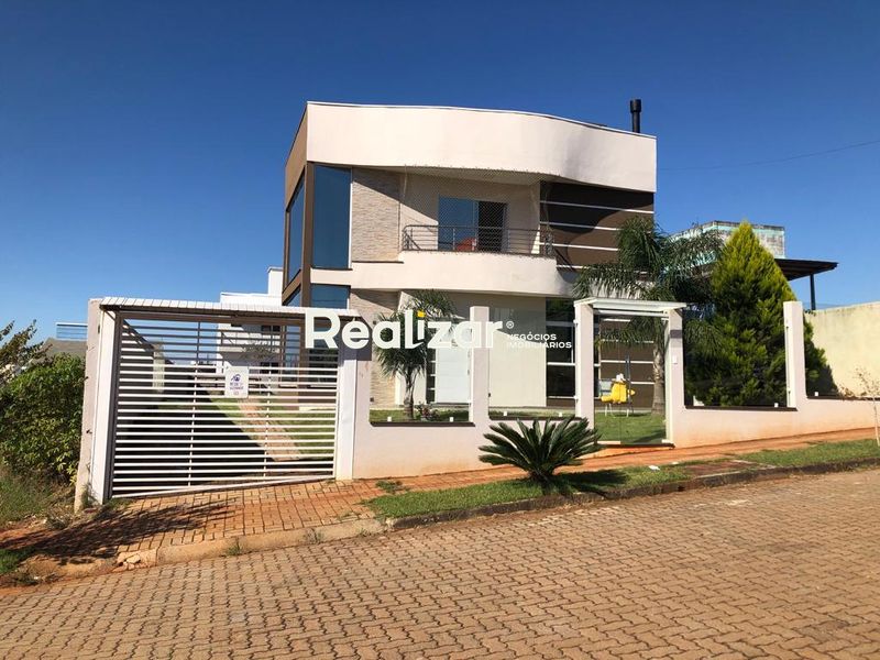 Casa à venda com 2 banheiros e 2 vagas de garagens no bairro Lajeado
