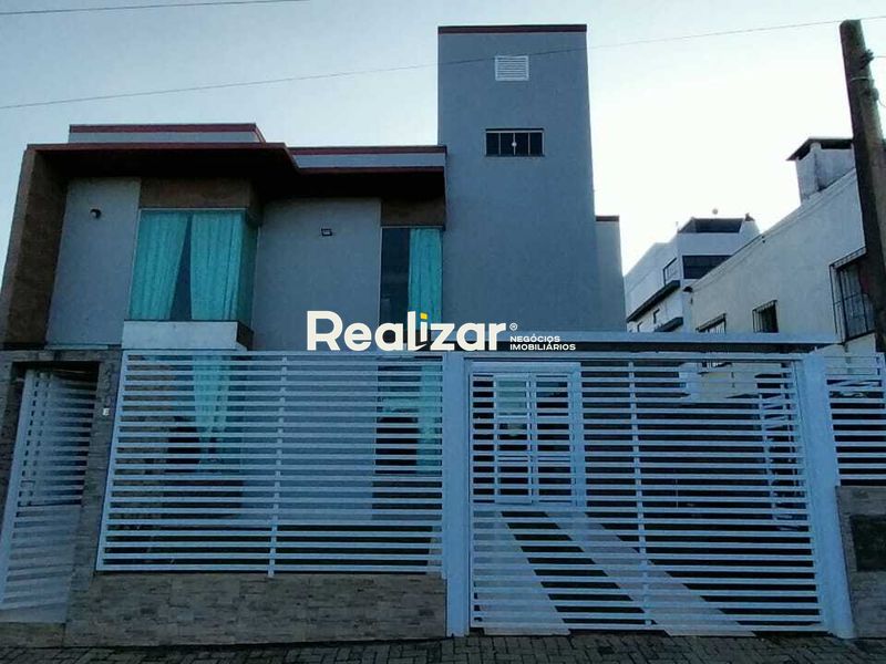 Casa à venda com 31 dormitórios, 1 banheiro e 2 vagas de garagens no bairro Efapi