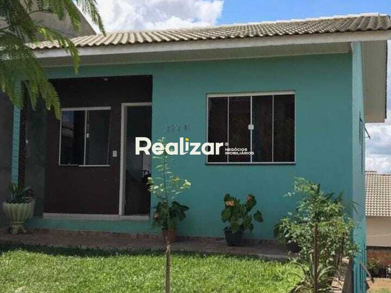 Casa à venda com 4 dormitórios, 2 banheiros e 2 vagas de garagens no bairro Efapi