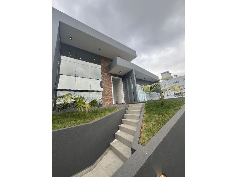 Casa à venda com 3 dormitórios, 1 banheiro, 4 vagas de garagens e 225m² de área privativa no bairro Cristo Rei