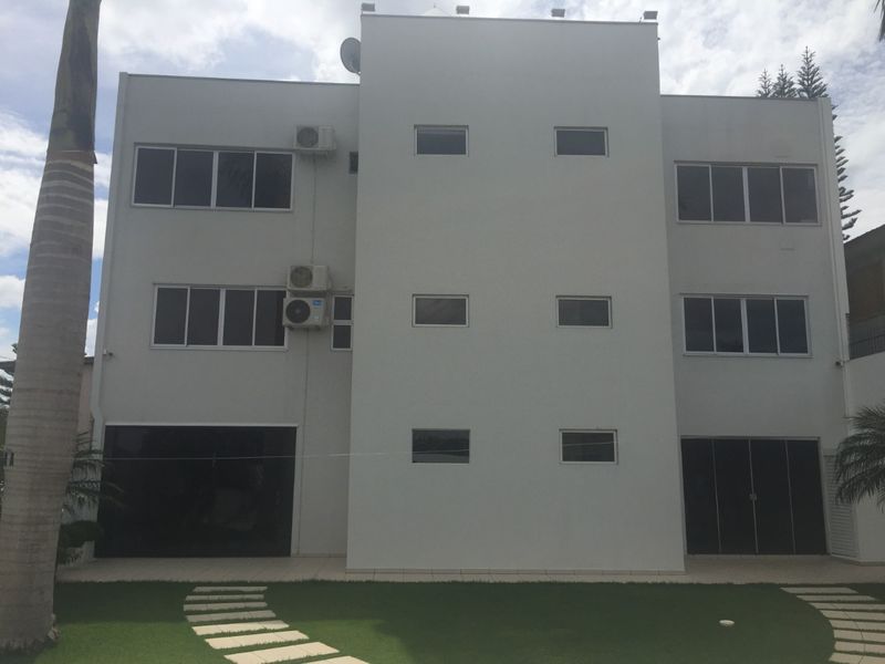 Casa à venda com 5 dormitórios, 5 banheiros, 6 vagas de garagens e 450m² de área privativa no bairro Universitário