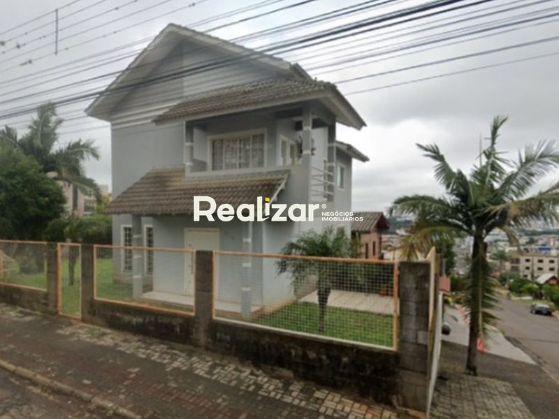 Casa para alugar com 3 dormitórios, 2 banheiros e 1 vaga de garagem no bairro Bela Vista