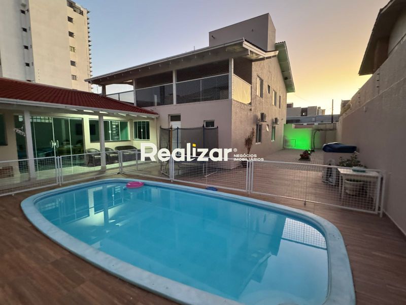 Casa à venda com 5 dormitórios, 5 banheiros e 5 vagas de garagens no bairro Presidente Médici