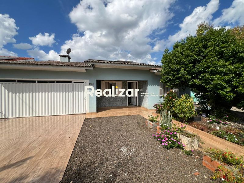 Casa à venda com 3 dormitórios, 2 banheiros e 4 vagas de garagens no bairro Efapi
