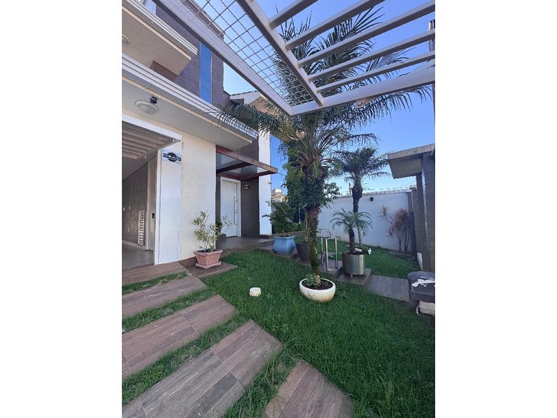 Casa à venda com 3 dormitórios, 1 banheiro, 3 vagas de garagens e 221m² de área privativa no bairro Seminário