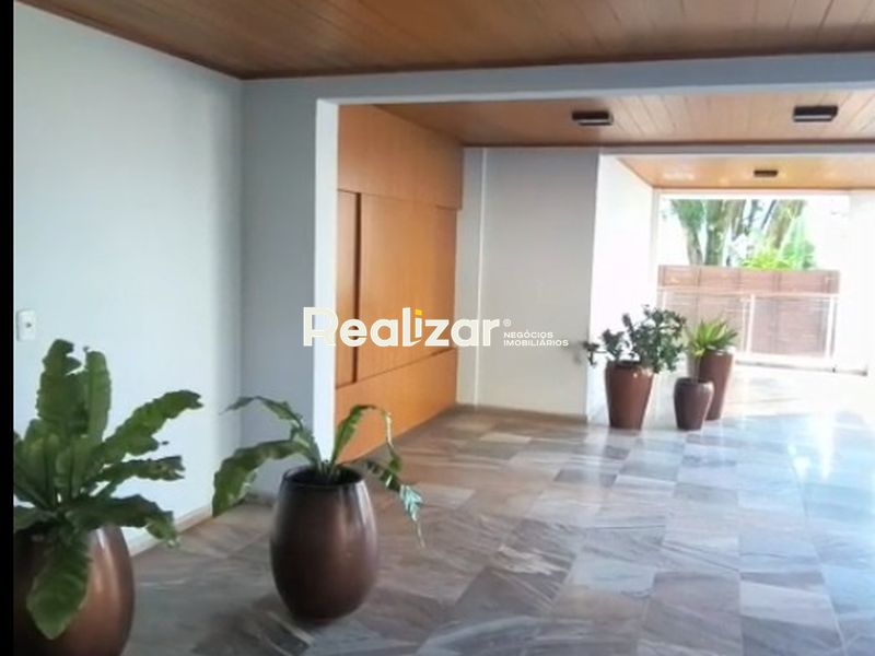 Apartamento à venda com 4 dormitórios, 2 banheiros e 2 vagas de garagens no bairro Centro