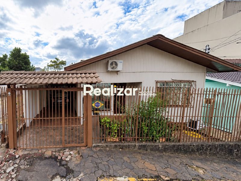 Casa para alugar com 3 dormitórios, 1 banheiro, 2 vagas de garagens e 121m² de área privativa no bairro Centro