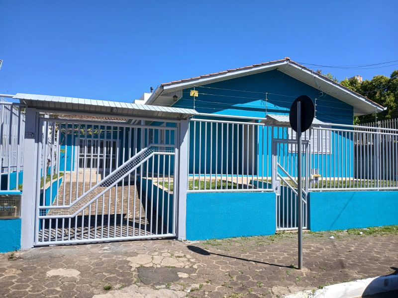 Casa à venda com 4 dormitórios e 2 banheiros no bairro Maria Goretti