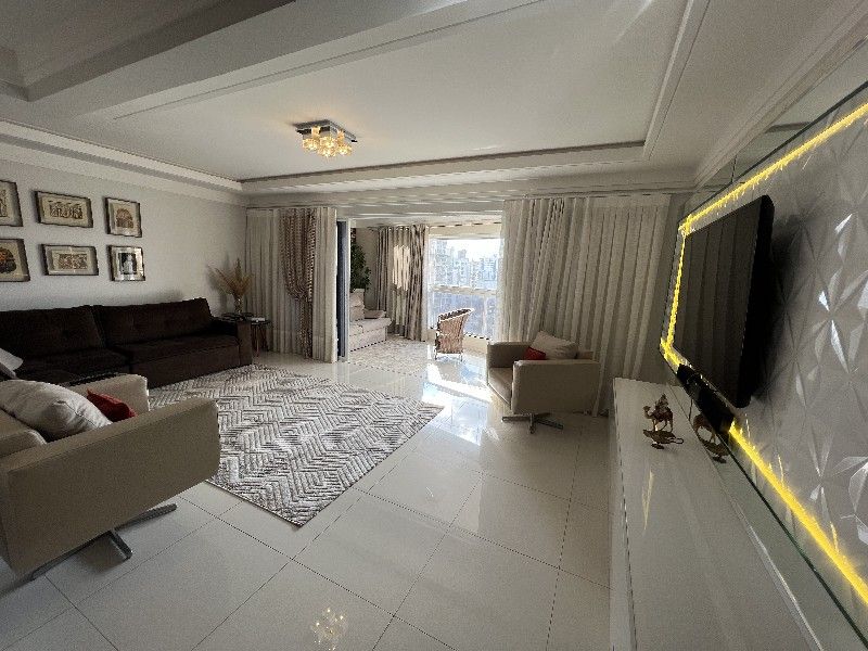 Apartamento à venda com 4 dormitórios, 1 banheiro e 342m² de área privativa no bairro Centro