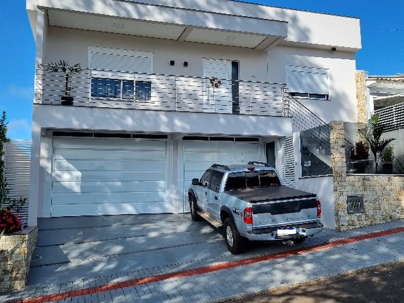 Casa à venda com 3 dormitórios e 2 banheiros no bairro Desbravador