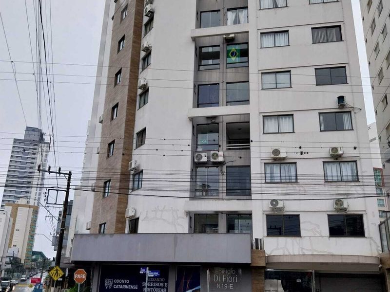 Apartamento à venda com 2 dormitórios, 1 banheiro, 1 vaga de garagem e 76m² de área privativa no bairro Centro