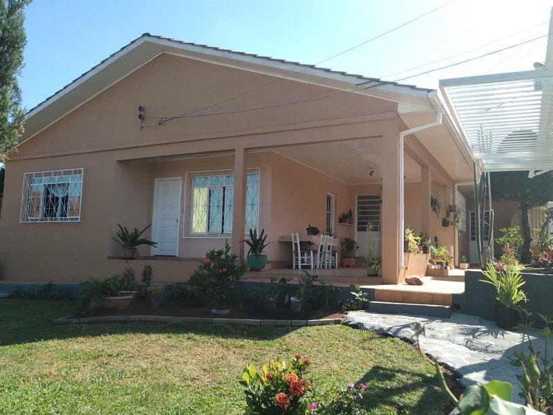 Casa à venda com 3 dormitórios, 1 banheiro, 1 vaga de garagem e 135m² de área privativa no bairro Santa Maria