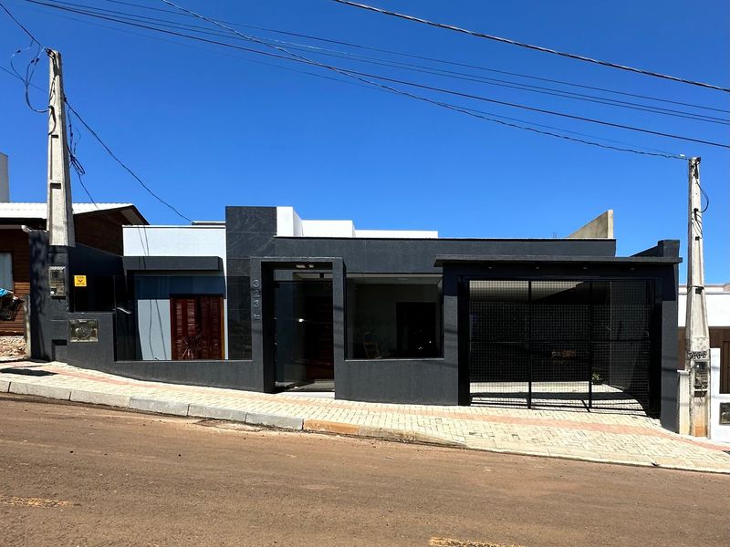 Casa à venda com 2 dormitórios, 1 banheiro, 4 vagas de garagens e 165m² de área privativa no bairro Desbravador