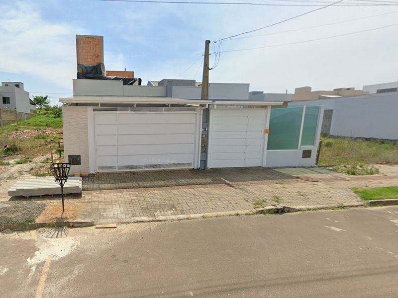 Casa à venda com 2 dormitórios, 1 banheiro e 131m² de área privativa no bairro Desbravador
