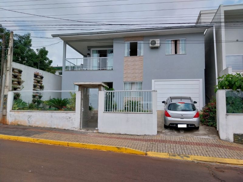 Casa à venda com 4 dormitórios, 3 banheiros, 2 vagas de garagens e 180m² de área privativa no bairro Santa Maria