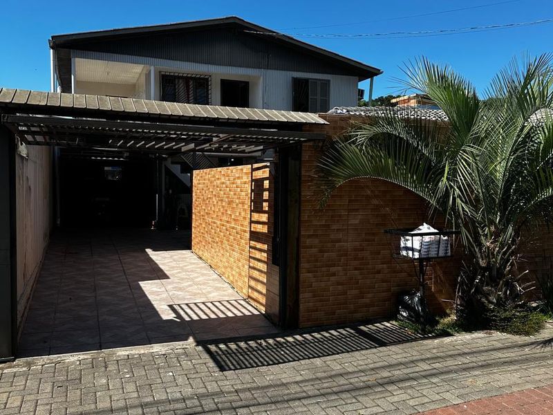 Casa à venda com 3 dormitórios, 2 banheiros, 3 vagas de garagens e 72m² de área privativa no bairro Efapi