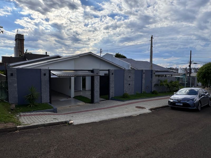Casa à venda com 5 dormitórios, 1 banheiro, 2 vagas de garagens e 130m² de área privativa no bairro Presidente Médici