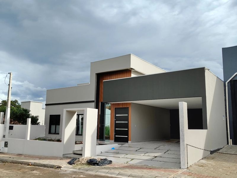 Casa à venda com 3 dormitórios, 1 banheiro, 2 vagas de garagens e 220m² de área privativa no bairro Vila Real