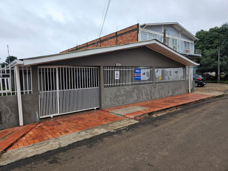 Casa à venda com 3 dormitórios, 1 banheiro, 1 vaga de garagem e 200m² de área privativa no bairro Jardim América