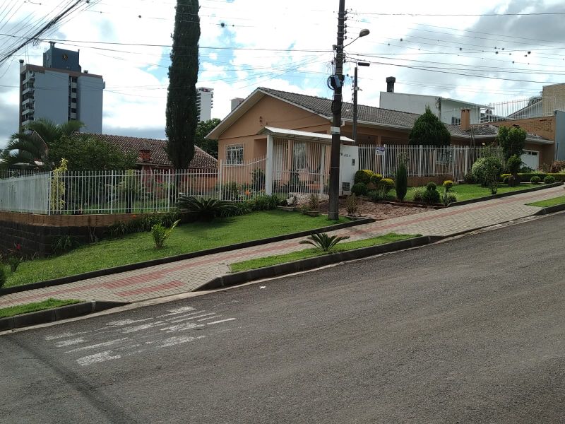 Casa à venda com 3 dormitórios, 1 banheiro, 2 vagas de garagens e 135m² de área privativa no bairro Santa Maria