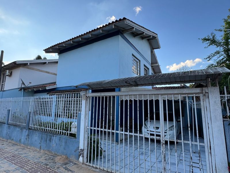 Casa à venda com 3 dormitórios, 1 banheiro, 2 vagas de garagens e 175m² de área privativa no bairro Saic