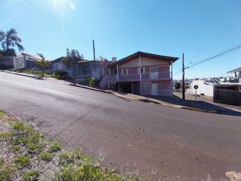 Casa à venda com 3 dormitórios, 1 banheiro, 1 vaga de garagem e 300m² de área privativa no bairro Esplanada