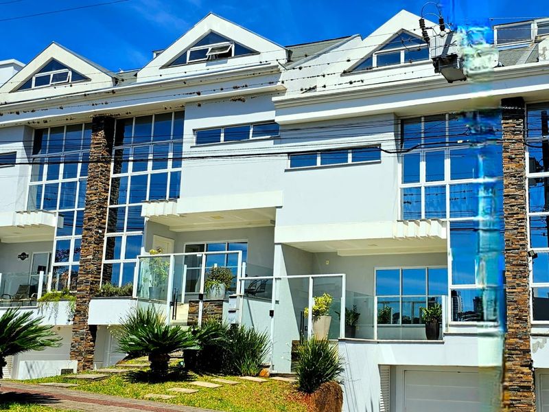 Casa à venda com 3 dormitórios, 3 banheiros, 3 vagas de garagens e 235m² de área privativa no bairro Universitário