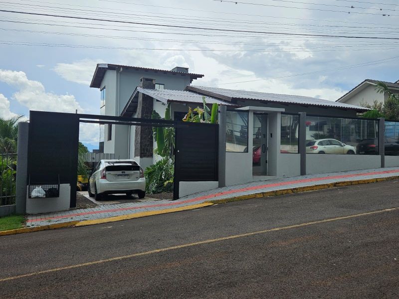 Casa à venda com 4 dormitórios, 1 banheiro, 2 vagas de garagens e 300m² de área privativa no bairro Engenho Braun