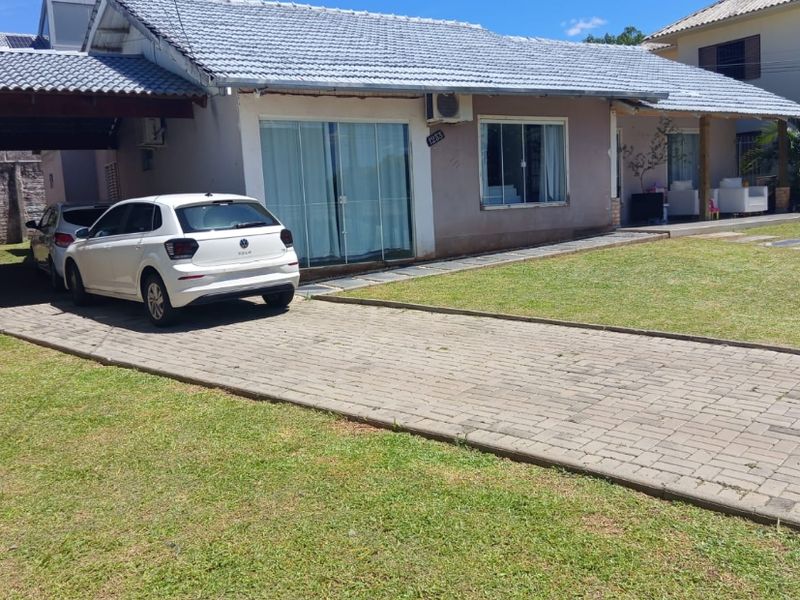 Casa à venda com 3 dormitórios, 2 banheiros e 2 vagas de garagens no bairro Saic