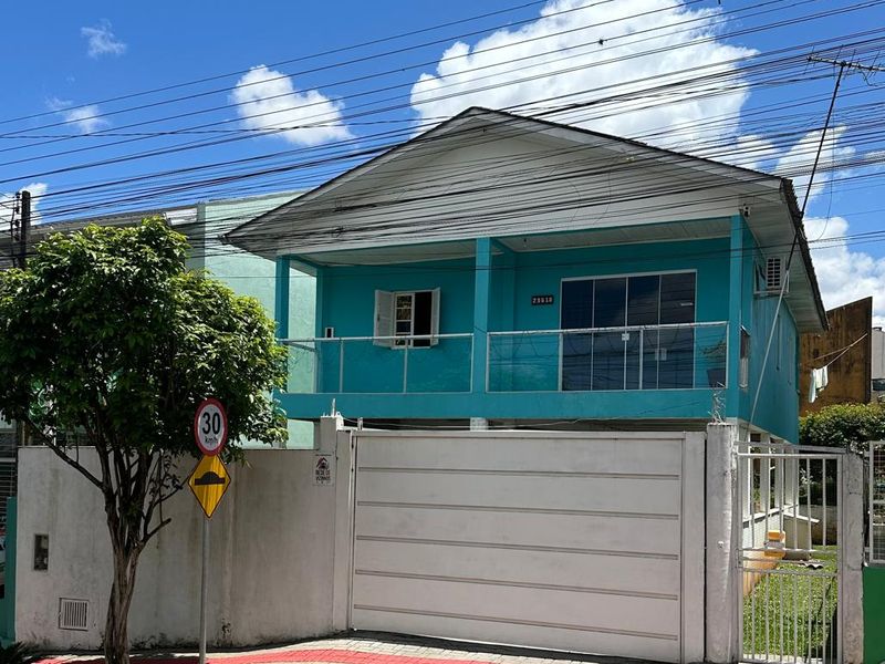 Casa à venda com 3 dormitórios, 2 banheiros, 3 vagas de garagens e 220m² de área privativa no bairro Paraíso