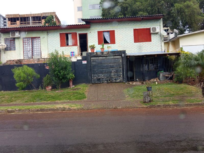 Casa à venda com 4 dormitórios, 2 banheiros, 1 vaga de garagem e 132m² de área privativa no bairro Universitário