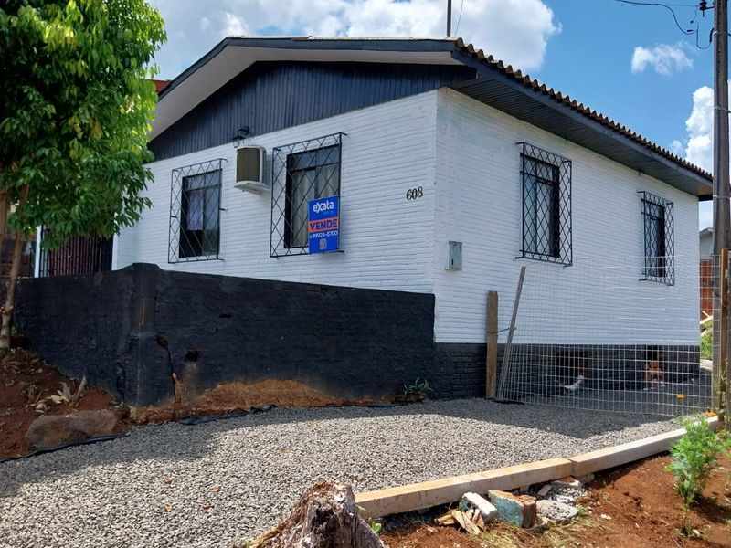 Casa à venda com 2 dormitórios, 2 banheiros, 2 vagas de garagens e 96m² de área privativa no bairro Seminário
