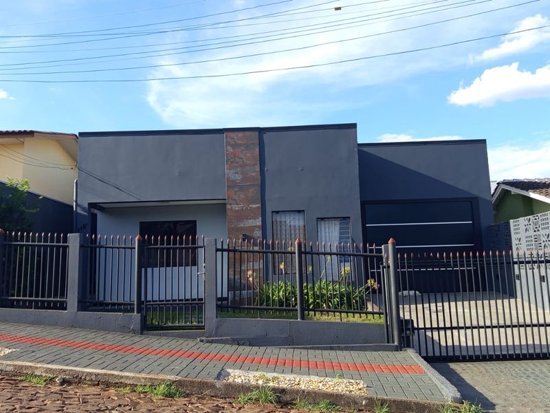Casa à venda com 3 dormitórios, 1 banheiro, 2 vagas de garagens e 180m² de área privativa no bairro Efapi