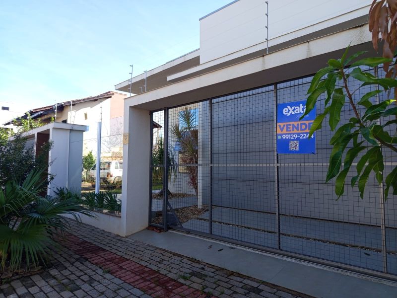 Casa à venda com 3 dormitórios, 1 banheiro, 2 vagas de garagens e 227m² de área privativa no bairro Desbravador