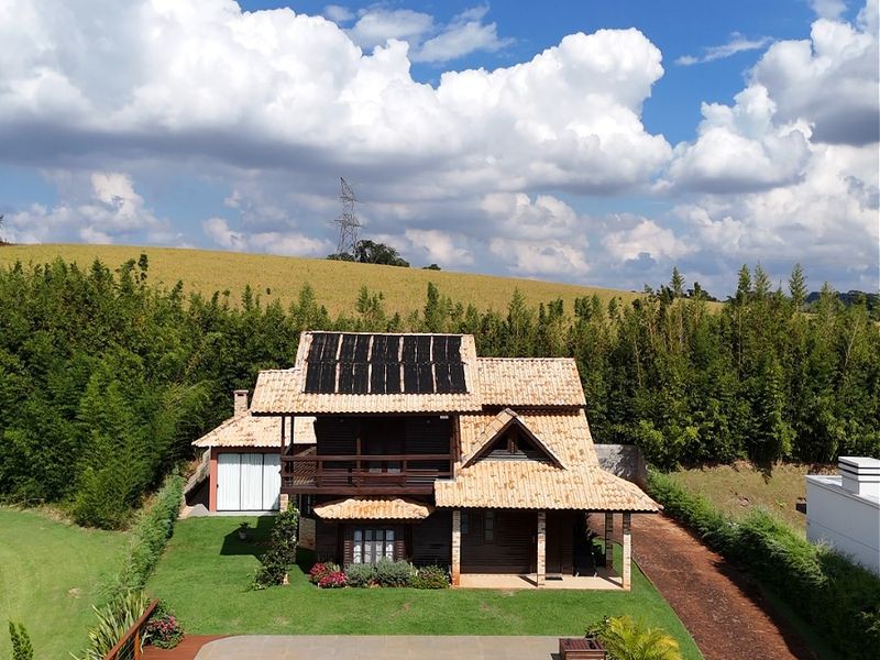 Casa à venda com 2 dormitórios, 3 banheiros, 4 vagas de garagens e 199m² de área privativa no bairro Zona Rural