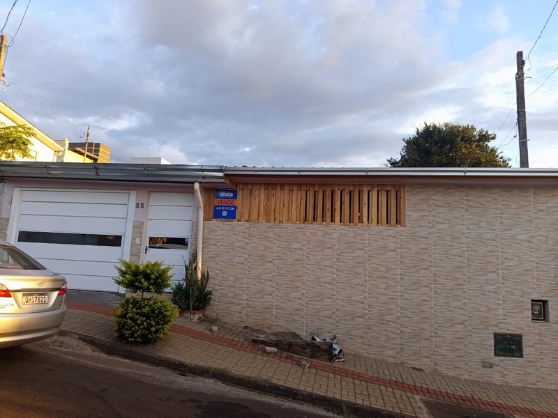 Casa à venda com 3 dormitórios, 2 banheiros, 2 vagas de garagens e 176m² de área privativa no bairro Santo Antônio