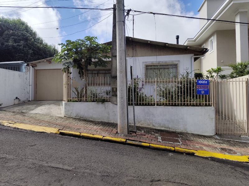 Casa à venda com 3 dormitórios, 2 banheiros e 171m² de área privativa no bairro Presidente Médici