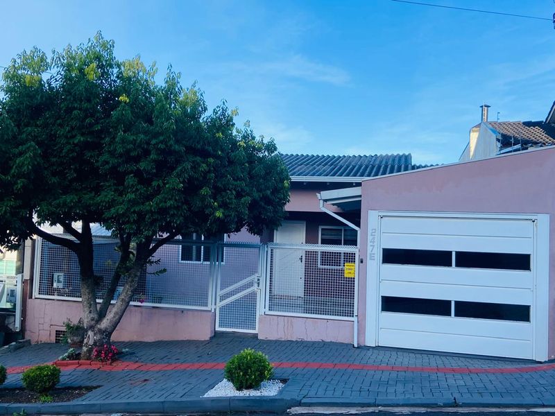 Casa à venda com 3 dormitórios, 1 banheiro e 104m² de área privativa no bairro Passo dos Fortes